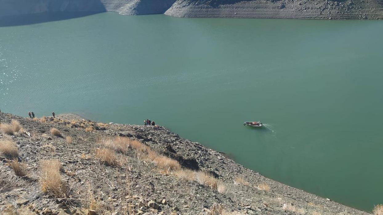 Van'da 3 kişinin bulunduğu araç baraj gölüne düştü