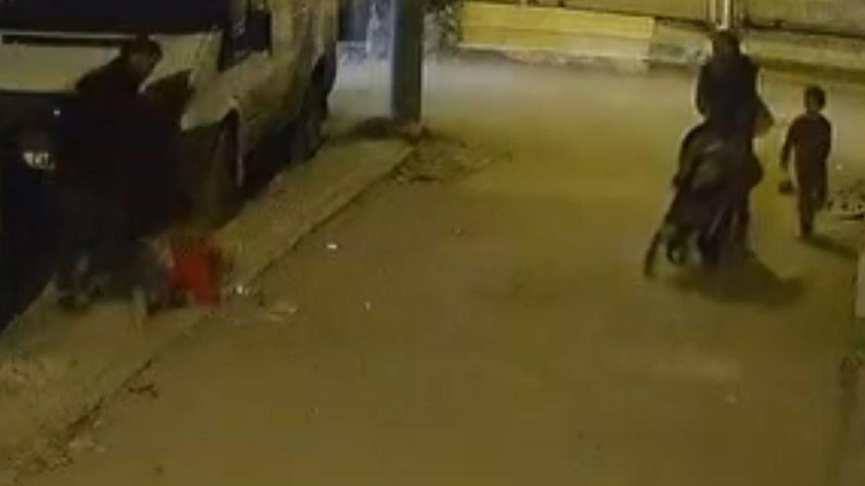 Vicdansızlık anbean görüntülendi! Çocuğun kafasını önce arabaya vurdu sonra yere fırlattı