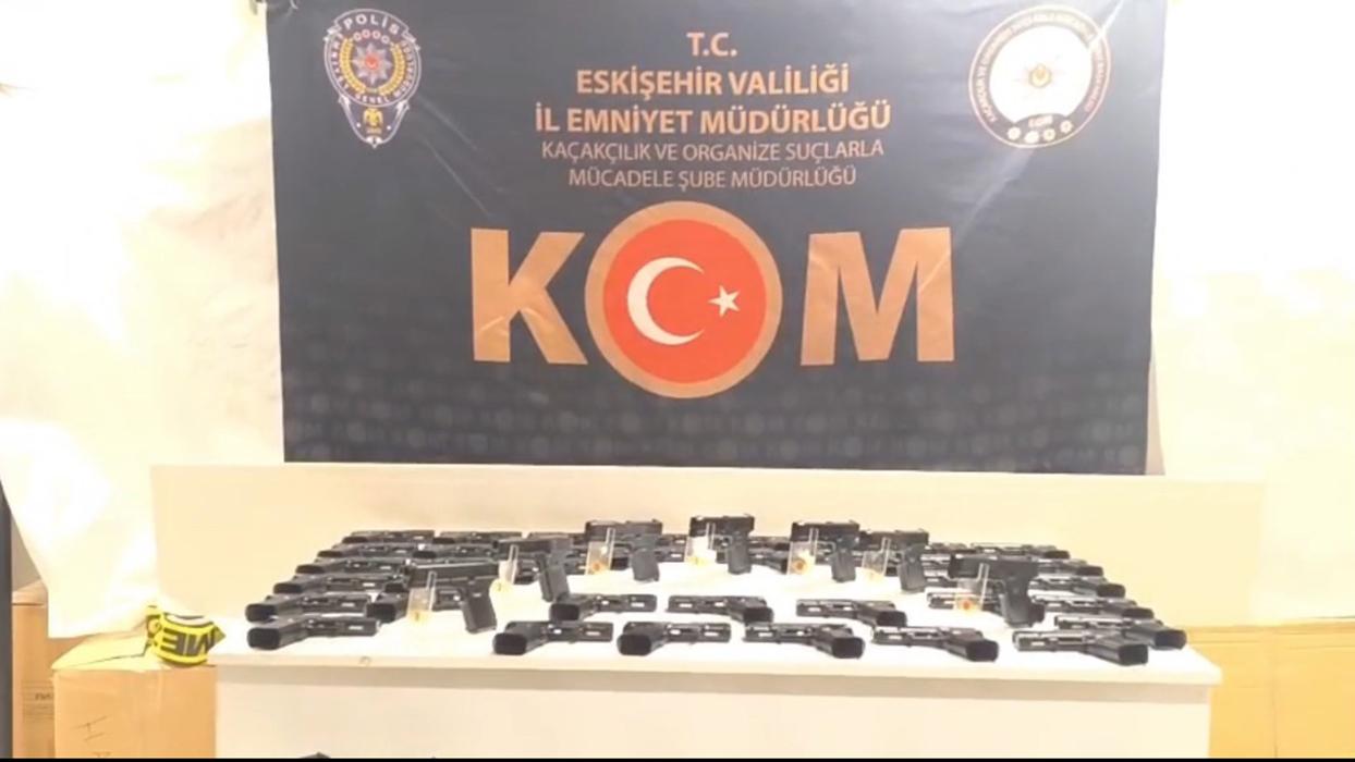 Eskişehir'de çekiciye araçtan yüzlerce kaçak silah çıktı