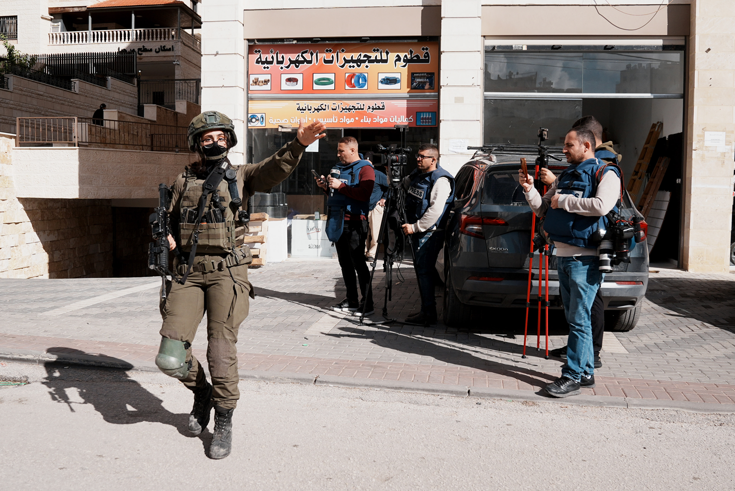 İsrail ordusu Batı Şeria'da bir mahalleyi kuşattı