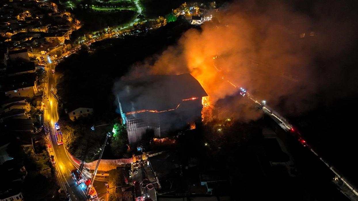 Üsküdar'da ahşap köşkte yangın!