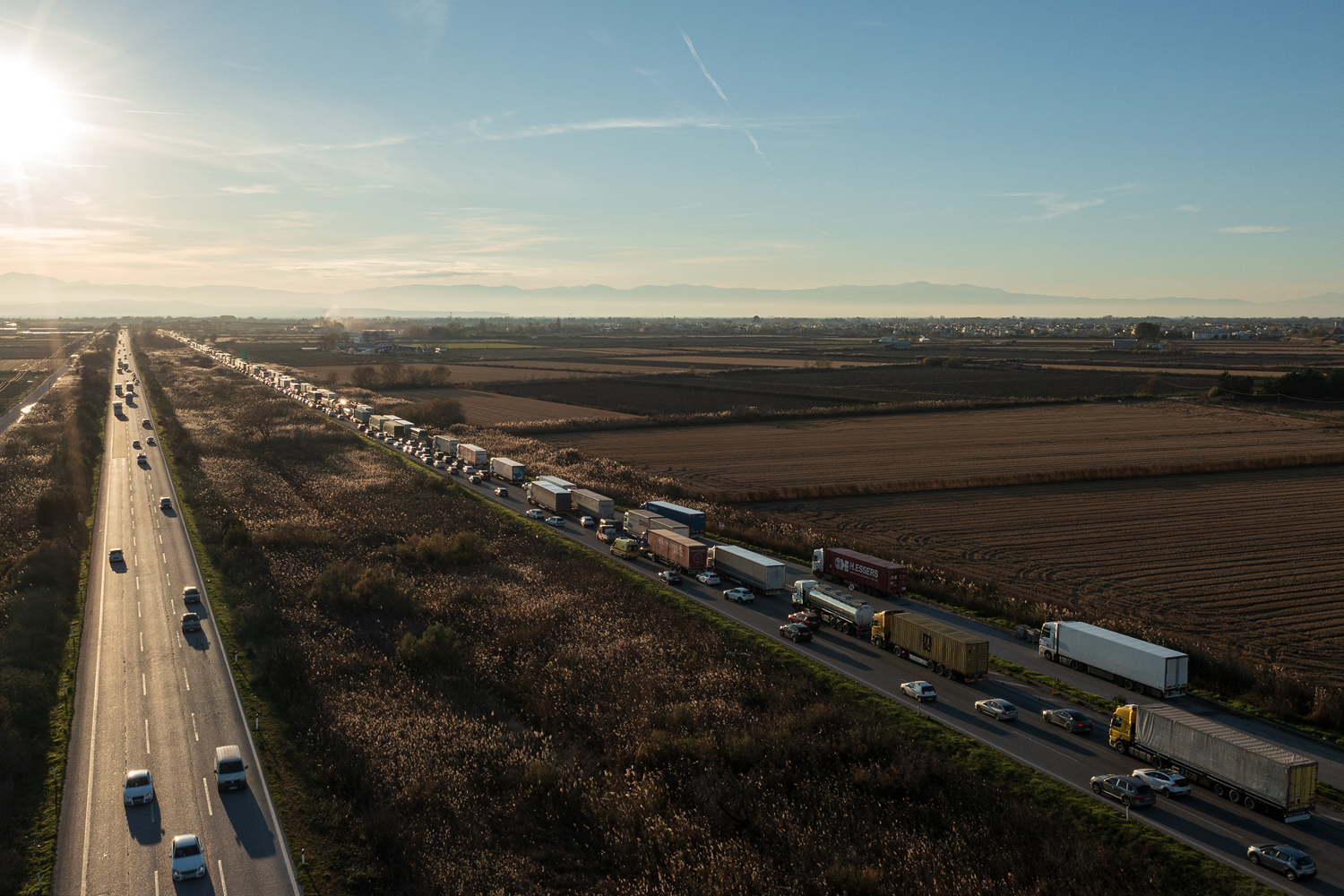 Yunanistan'da çiftçiler Atina-Selanik yolunu trafiğe kapattı
