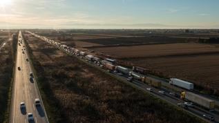 Yunanistan'da çiftçiler Atina-Selanik yolunu trafiğe kapattı