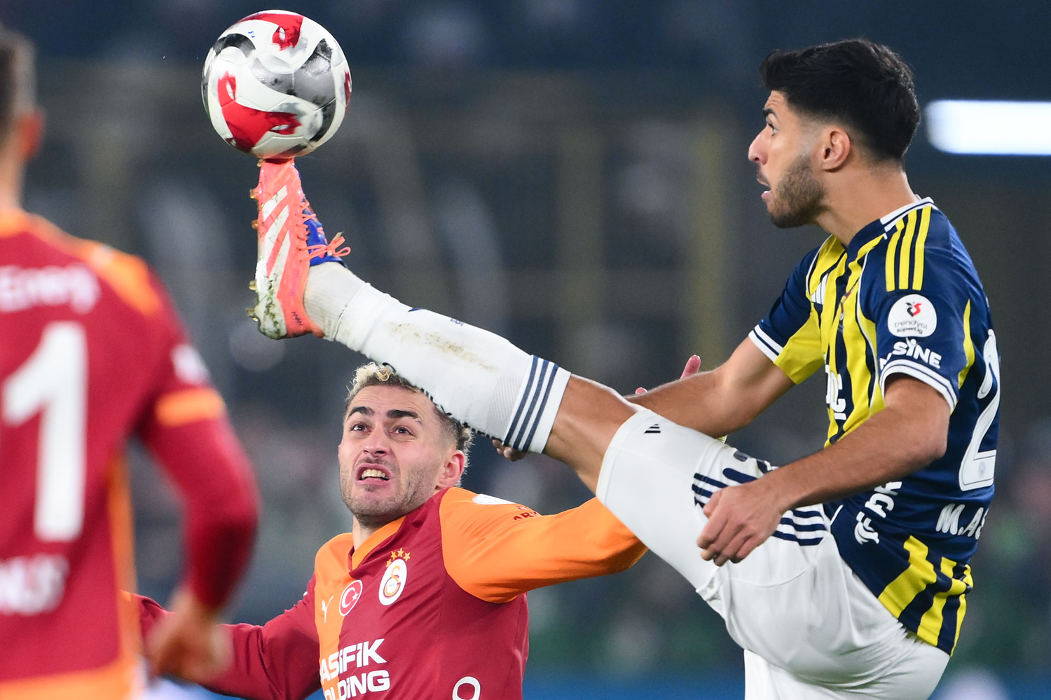 Dünyada basını Fenerbahçe-Galatasaray maçını konuşuyor! ''Galibi olmayan İstanbul derbisi''