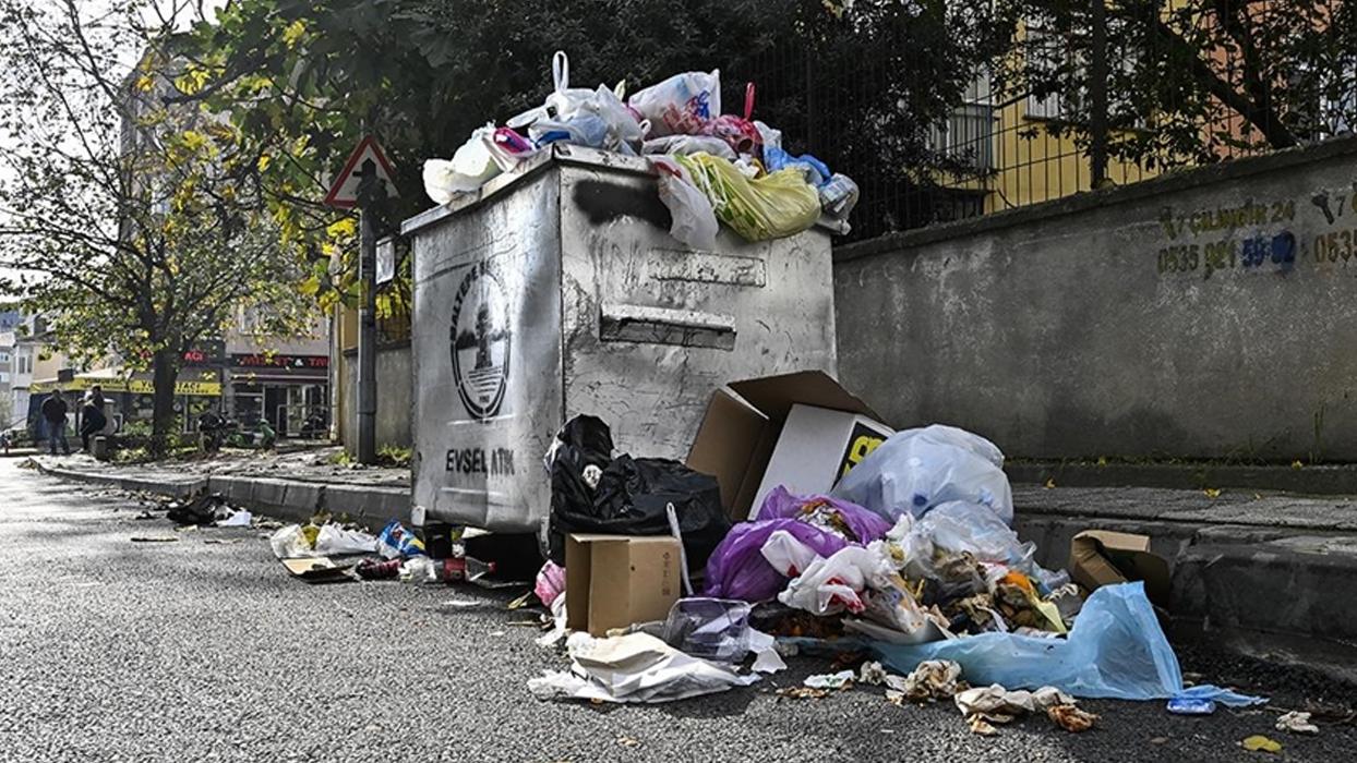Maltepe Belediyesinde iş bırakma nedeniyle ilçede çöpler birikti