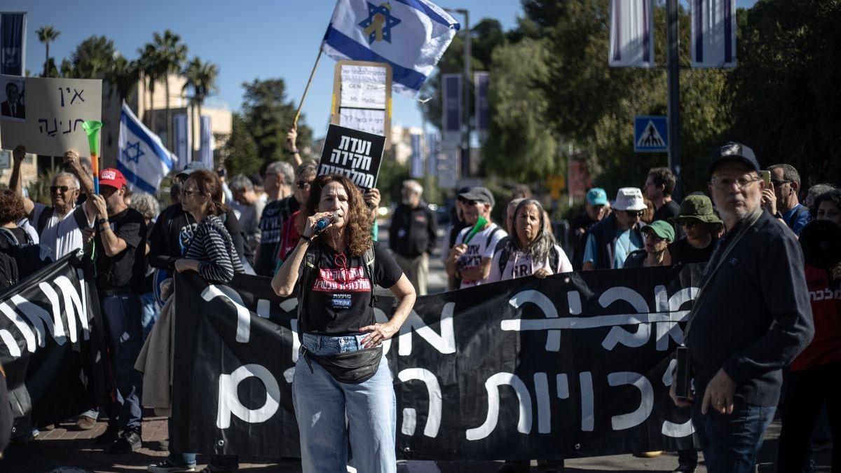 Netanyahu'nun af talebi İsrail'i karıştırdı: Binlerce kişi sokaklara döküldü