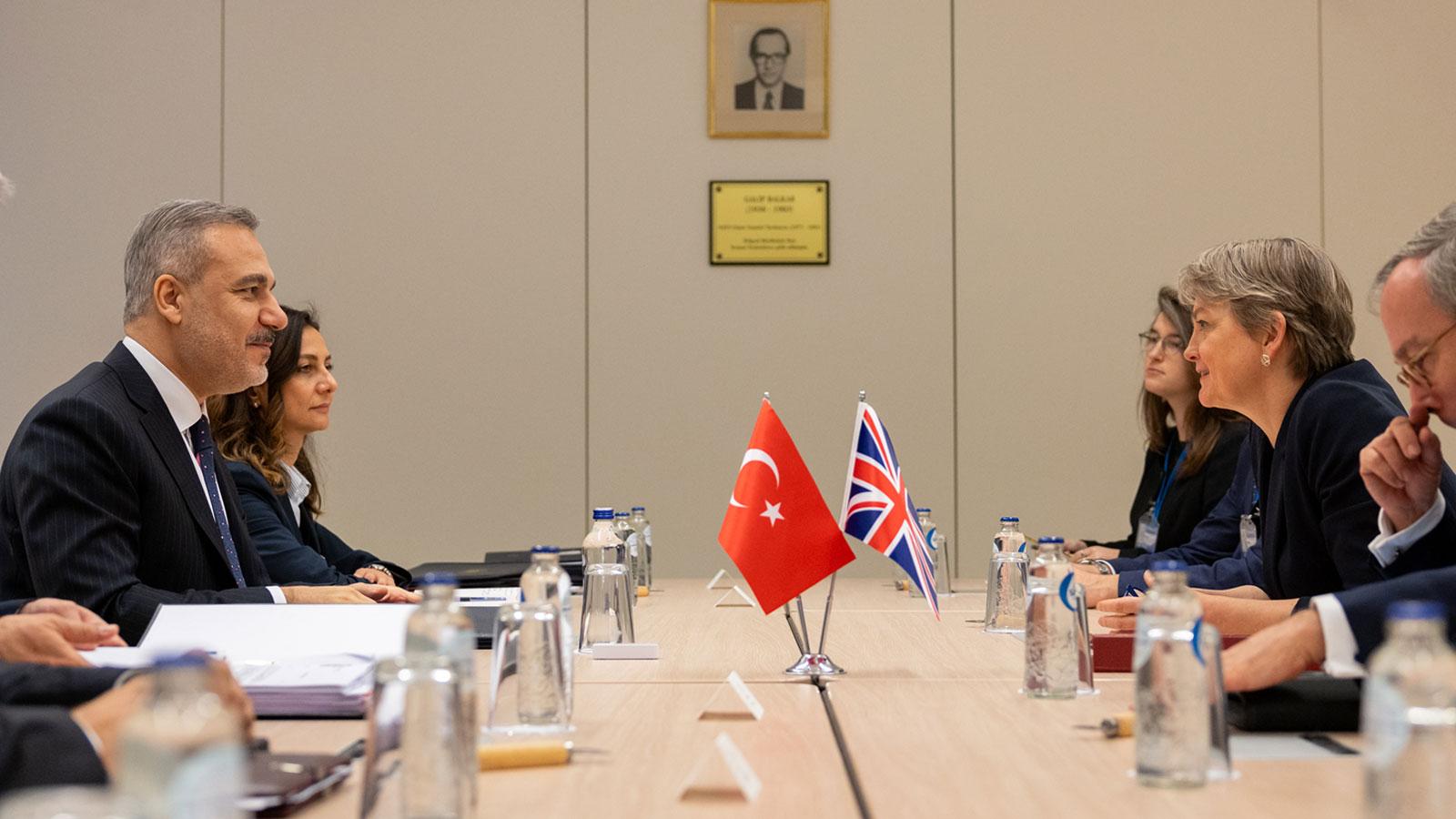 Bakan Fidan'dan İngiltere'ye Gazze mesajı: İsrail'e baskı kurulmalı