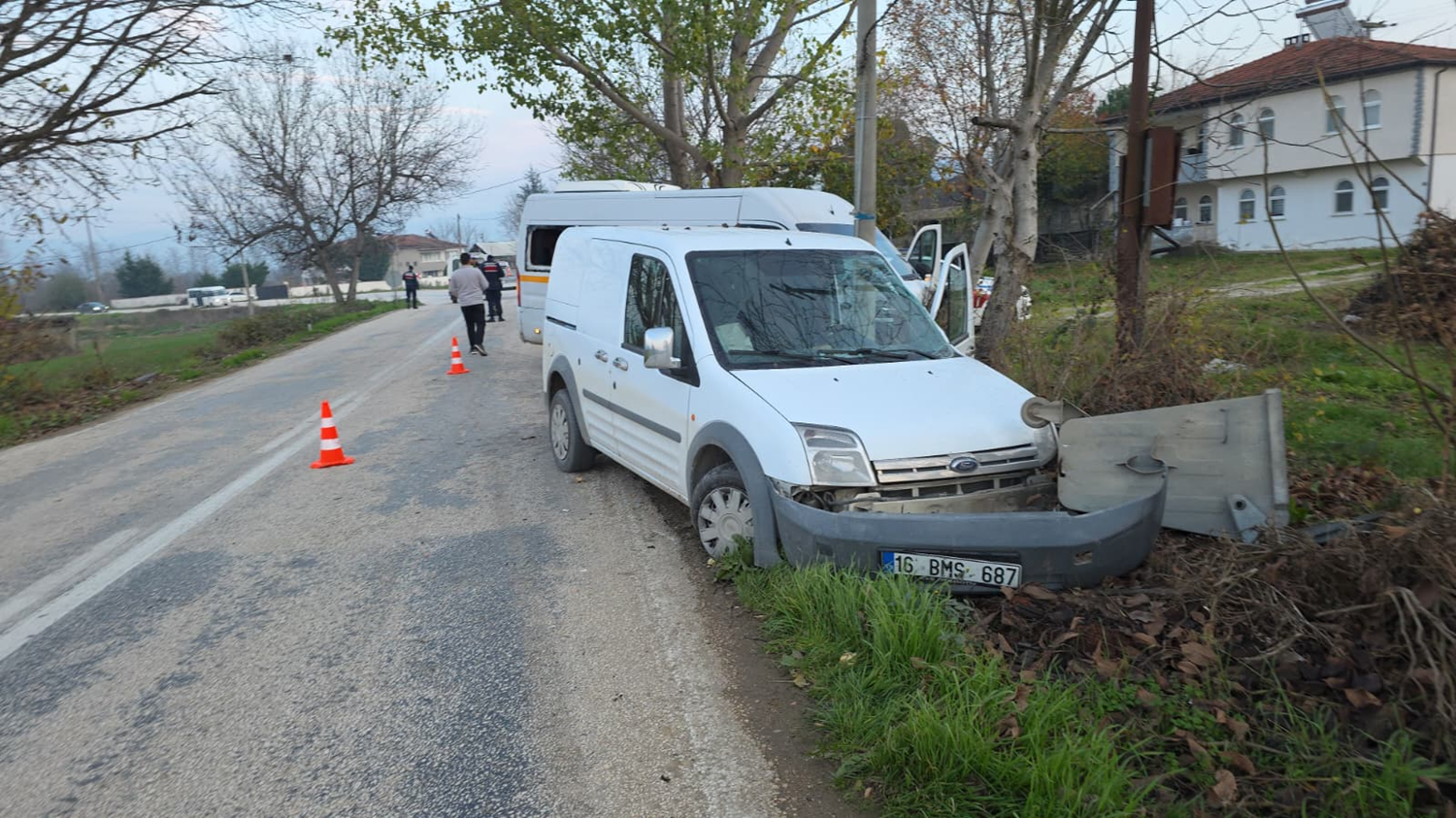 Bursa'da servis aracı ile hafif ticari çarpıştı: 11 yaralı