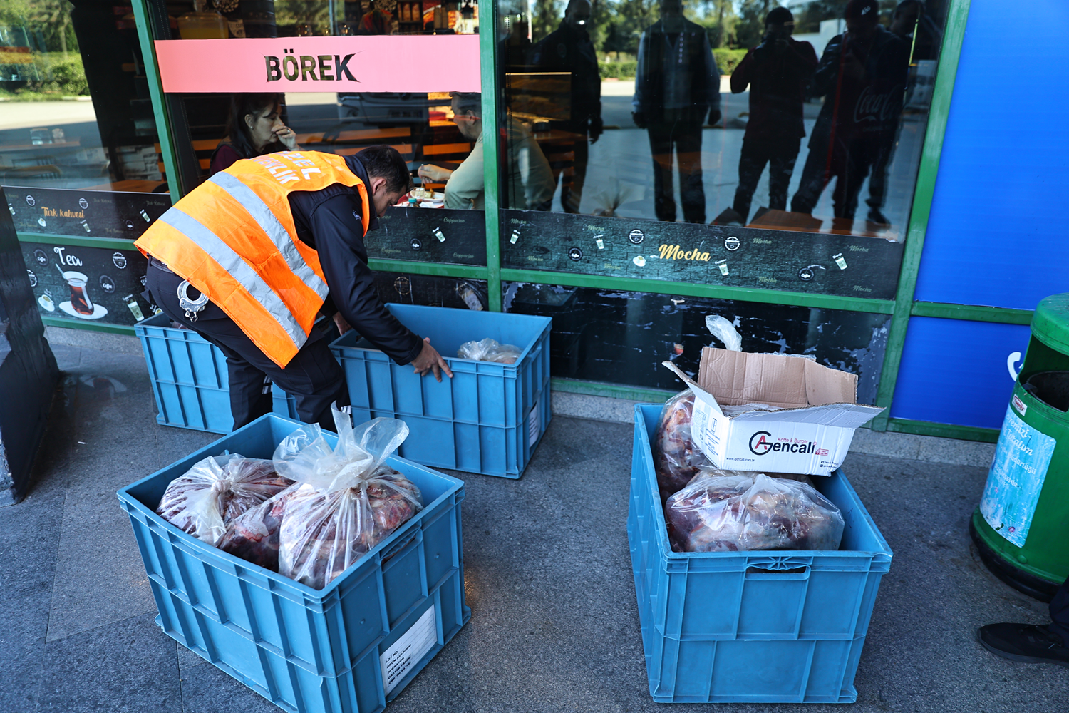 Çeyrek ton eti yolcu otobüsünde taşıdılar