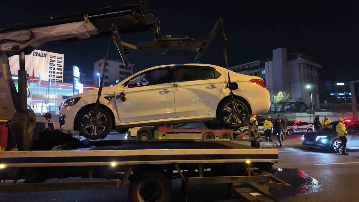 D-100'de makas atan otomobil takla attı