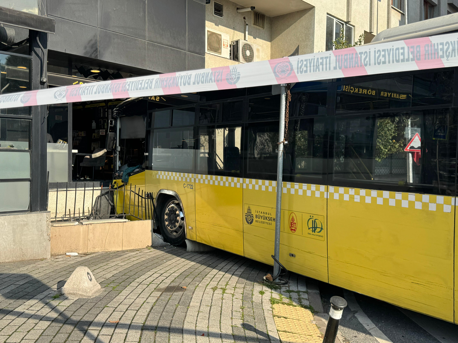 Üsküdar'da İETT faciası: Börekçi dükkanına daldı