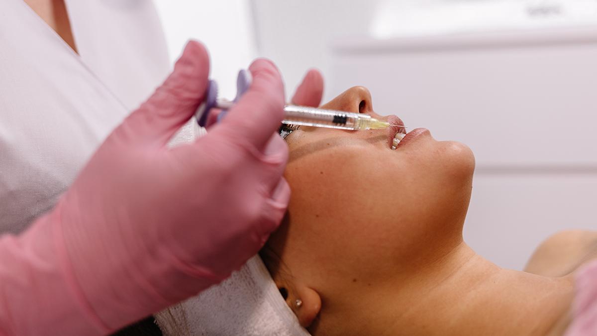 Yüz dolgu enjeksiyonlarında gizli tehlike: Uzmanlar ultrason taramasını zorunlu hale getirmek istiyor