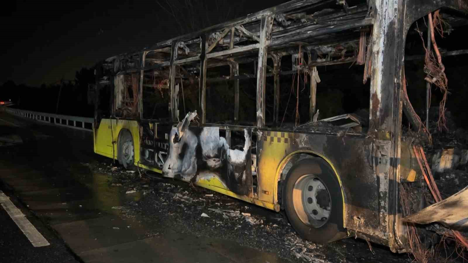 Arnavutköy'de İETT otobüsü alevlere teslim oldu