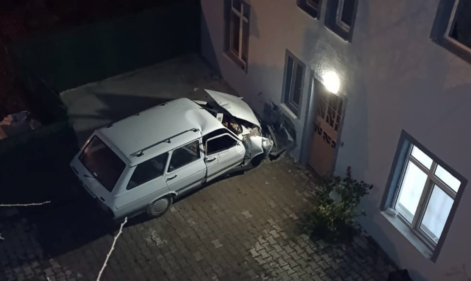 Kütahya'da evin duvarına çarpan otomobildeki 1 kişi öldü, 1 kişi yaralandı