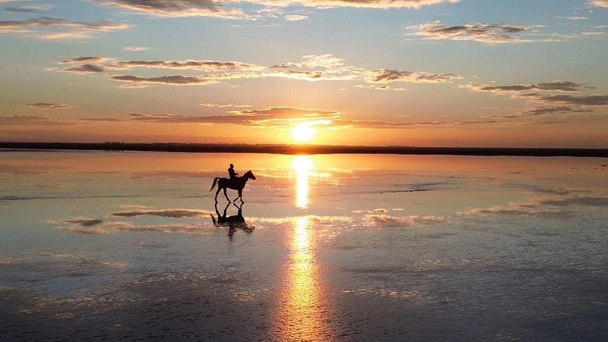 Türkiye'nin 2. büyük gölü Tuz Gölü'nde gün batımı görsel şölen oluşturdu