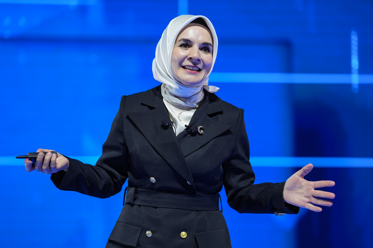 Bakan Göktaş'tan gençlere önemli çağrı: Ailenize, milli kimliğinize, inanç köklerinize sıkı sıkı sarılın