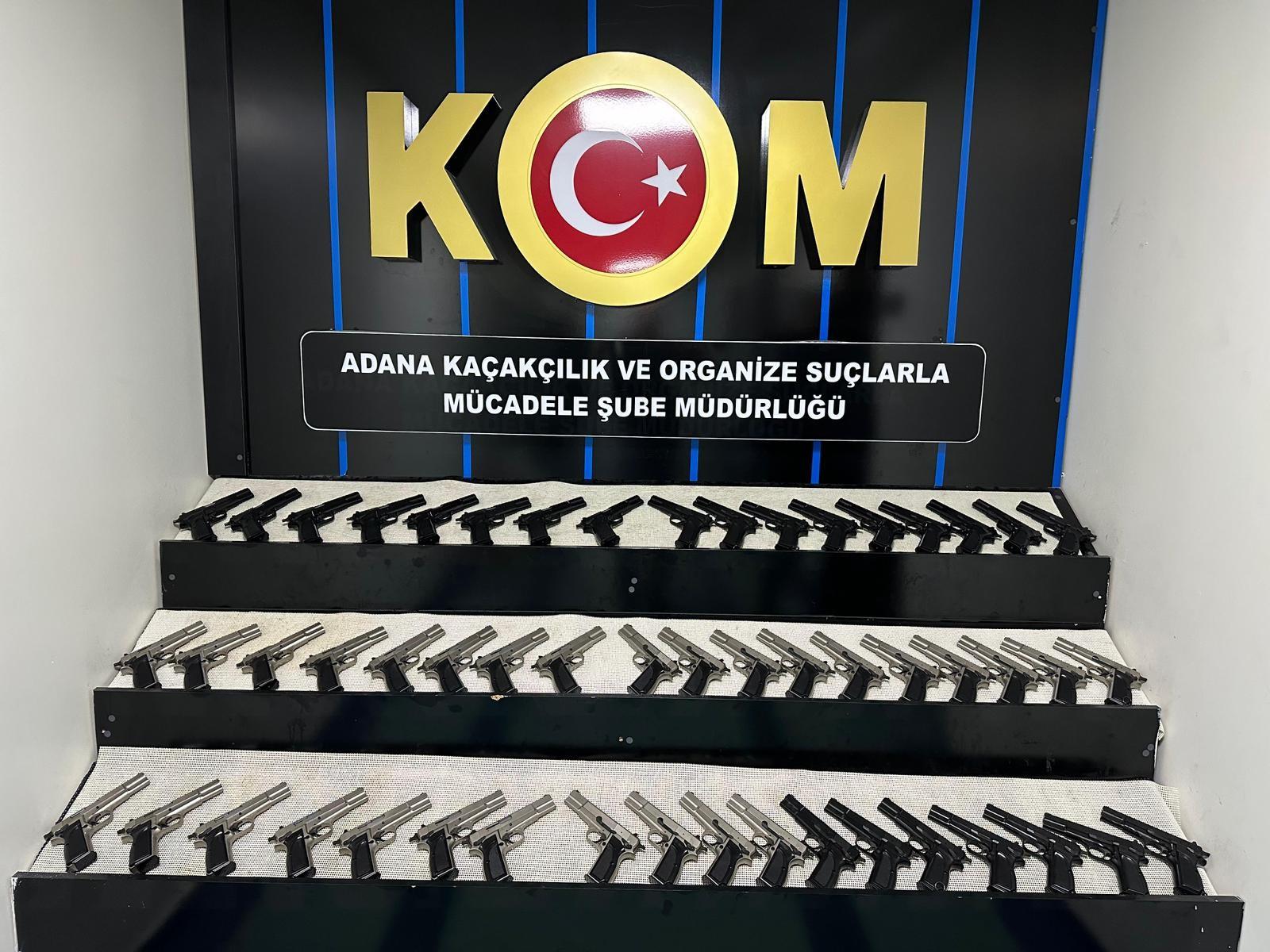 Otomobilin bagajından cephanelik çıktı