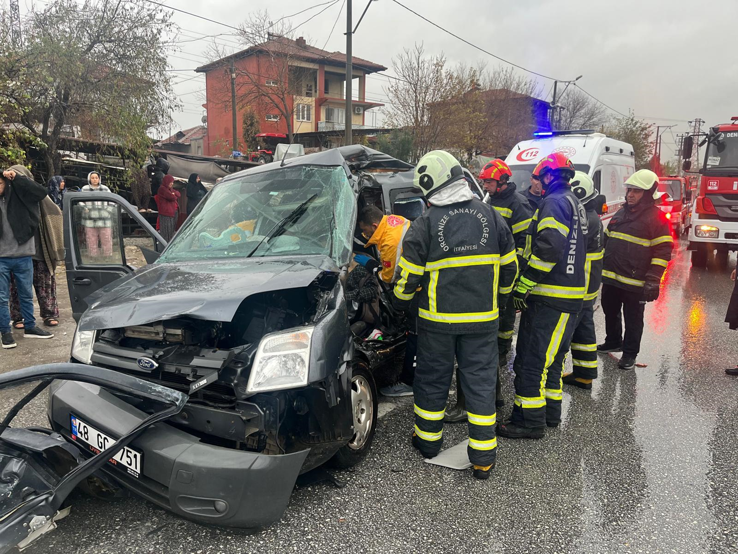 Ticari araç kamyonla çarpıştı: 1 ölü, 1 yaralı