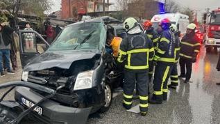 Ticari araç kamyonla çarpıştı: 1 ölü, 1 yaralı