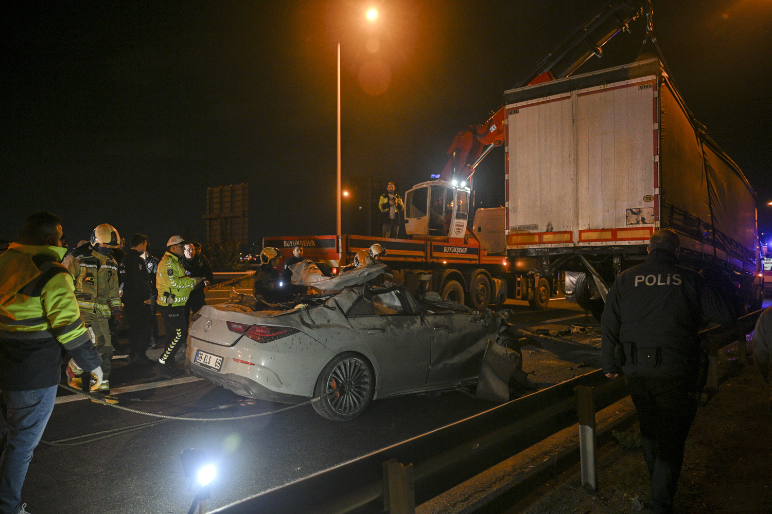 Ankara'da tıra çarpan otomobildeki 2 kişi öldü, 1 kişi ağır yaralandı