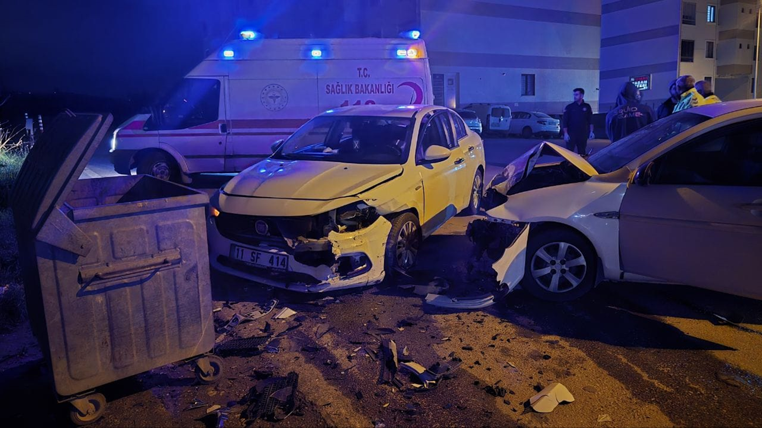 Bursa'da iki otomobilin çarpıştığı kazada sürücüler yaralandı