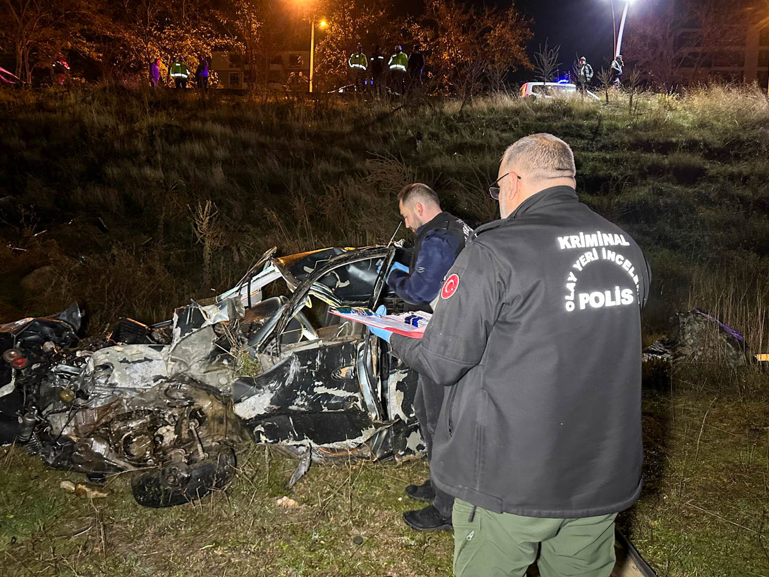 Uşak'ta şarampole devrilen otomobildeki 2 kişi öldü, 1 kişi yaralandı