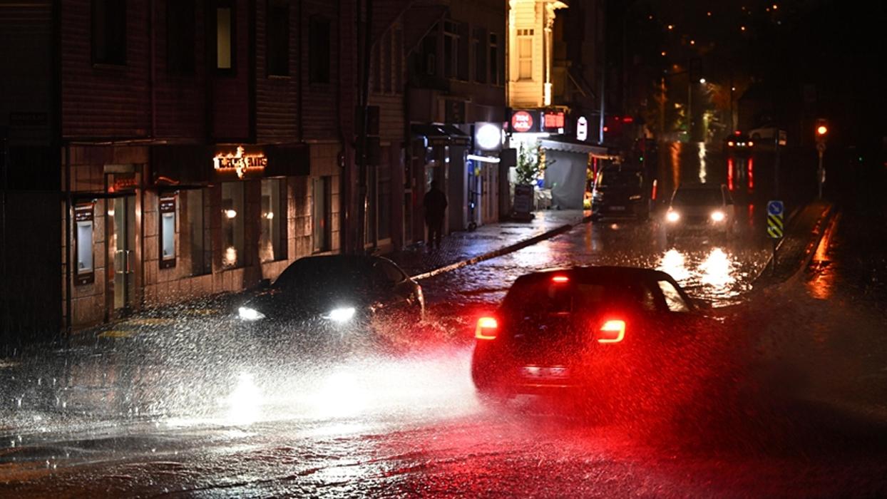 İstanbul'da sağanak hayatı olumsuz etkiledi!