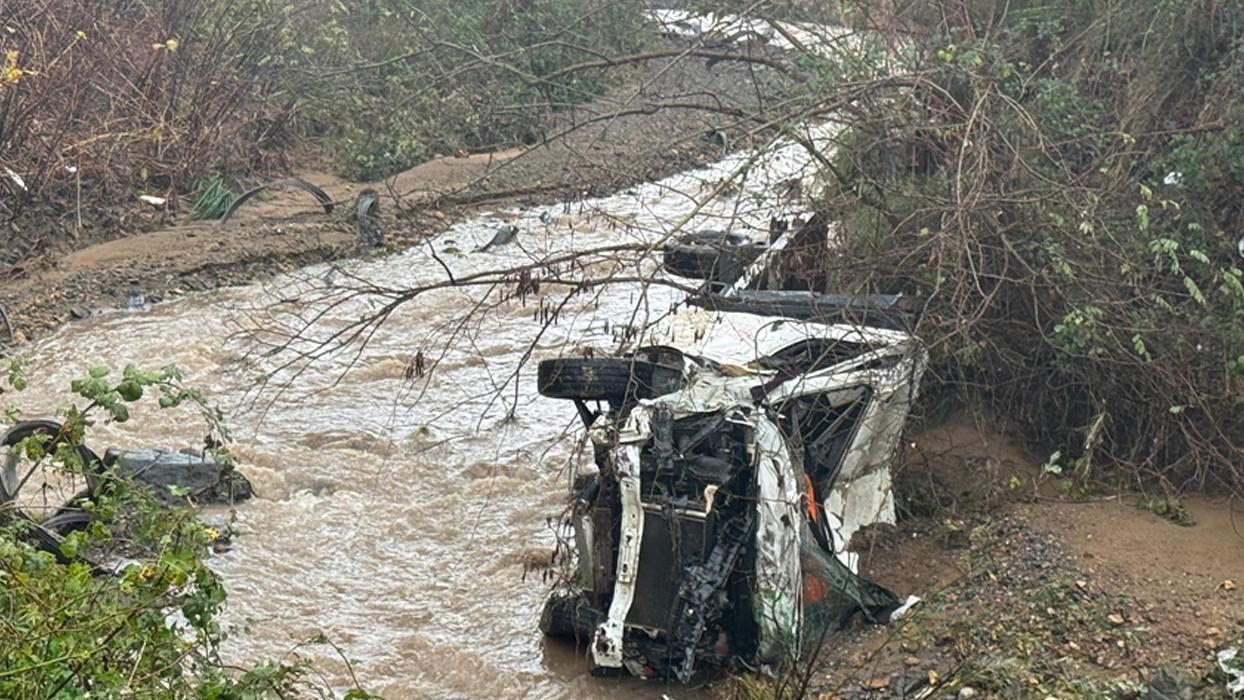 Sarıyer'de yol çöktü! Pikap ile kamyonet dereye düştü