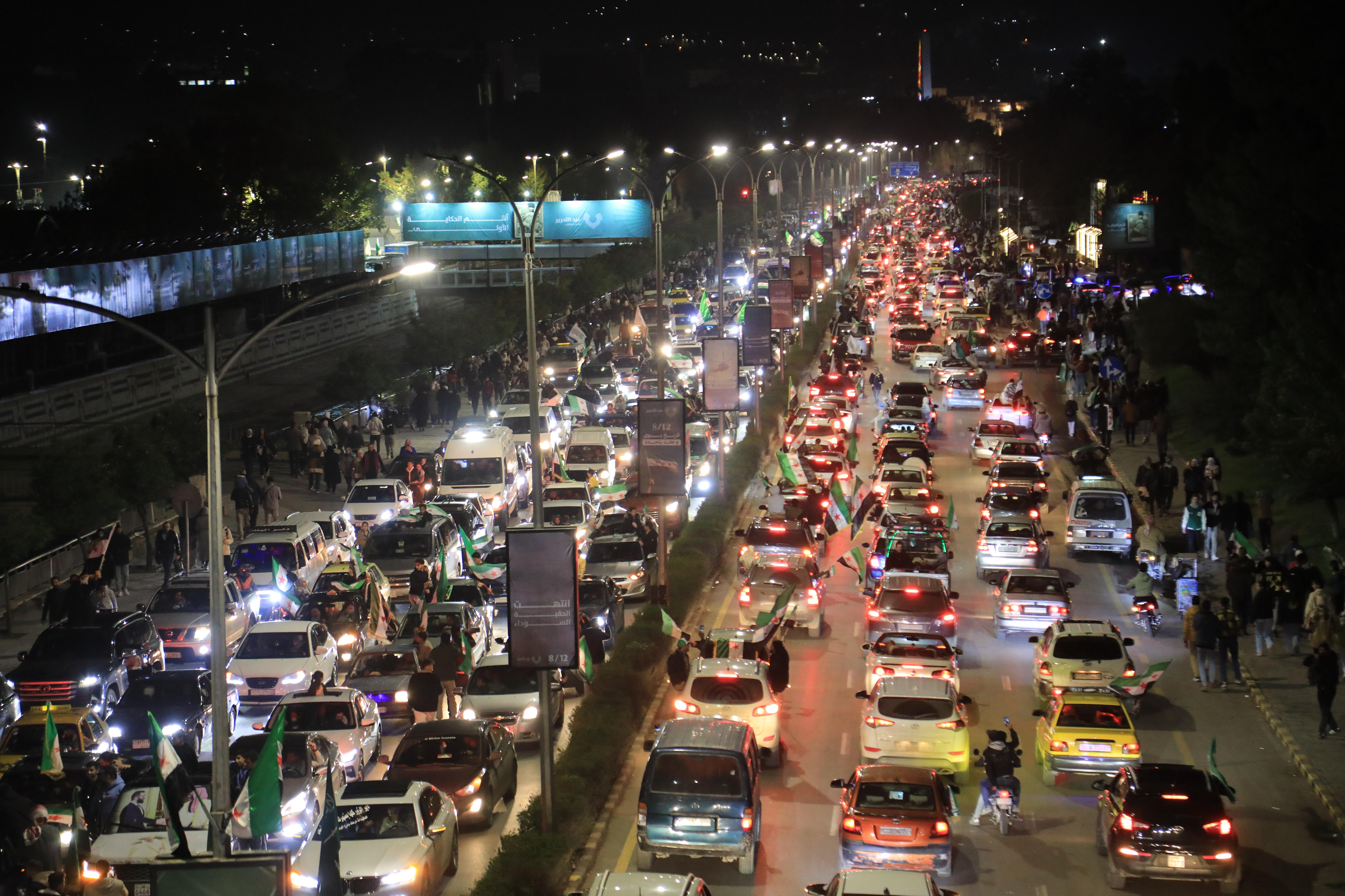 'Özgür Suriye' 1 yaşında: 61 yıllık rejimin çöküşü meydanlarda kutlandı