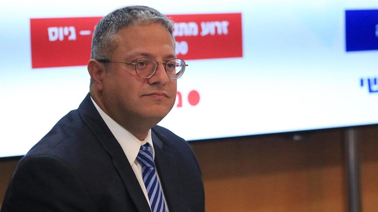 Siyonist bakandan vahşet propagandası: Meclis'e 'yağlı urgan' rozetiyle katıldı