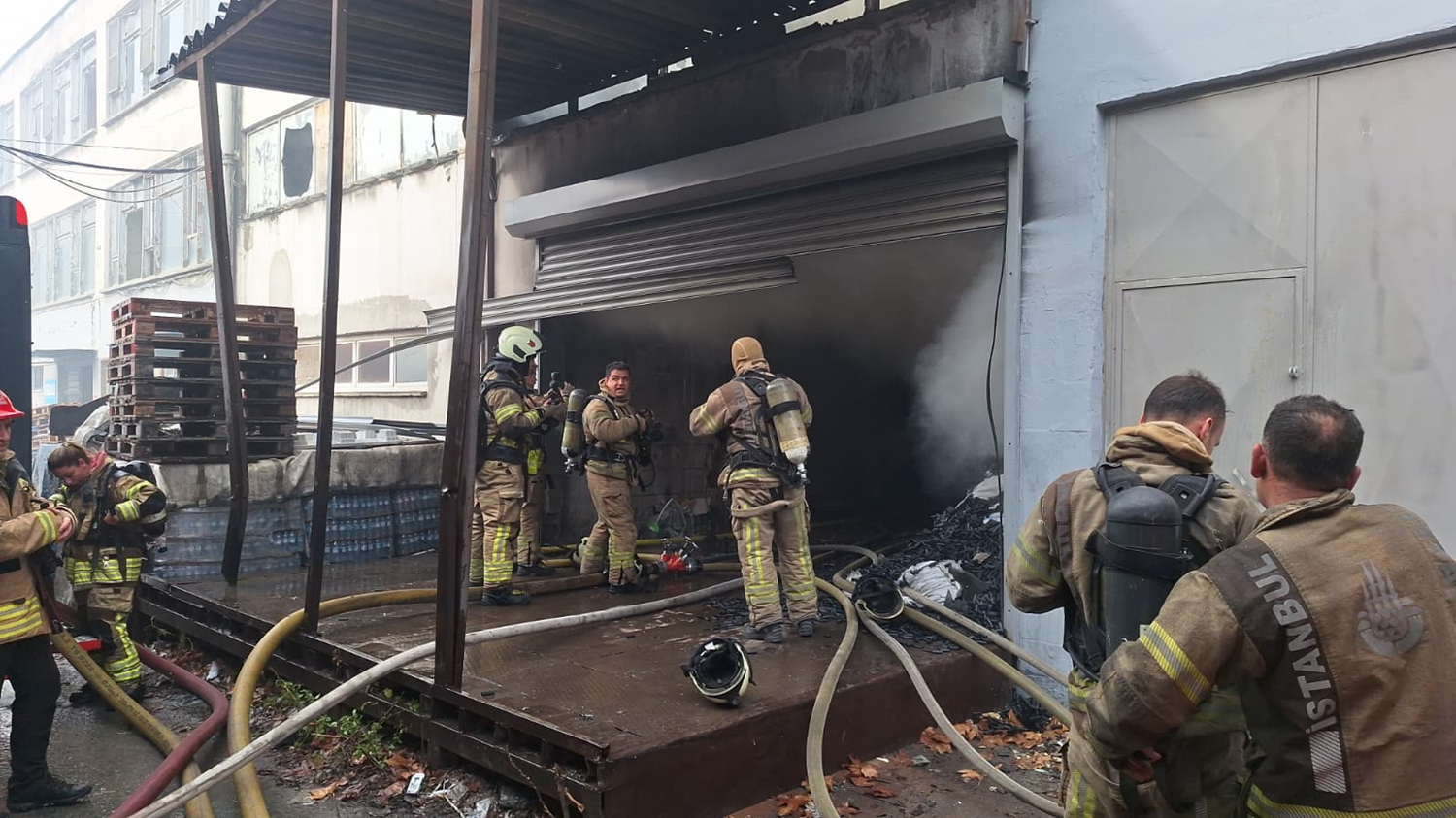 Bakırköy'de 2 katlı etiket fabrikasında çıkan yangına müdahale ediliyor