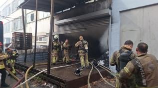 Bakırköy'de 2 katlı etiket fabrikasında çıkan yangına müdahale ediliyor