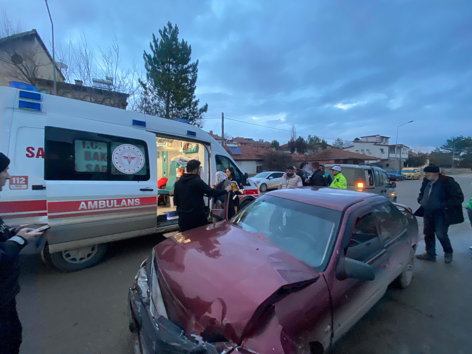 Sivas'ta hafif ticari araç ile otomobil çarpıştı: 3 kişi yaralı