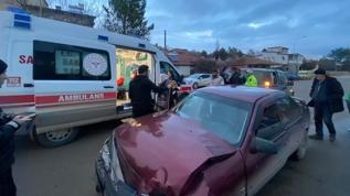 Sivas'ta hafif ticari araç ile otomobil çarpıştı: 3 kişi yaralı