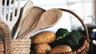 Tahta kaşıklar mutfakta güvenli mi, mikrobiyolog açıklıyor