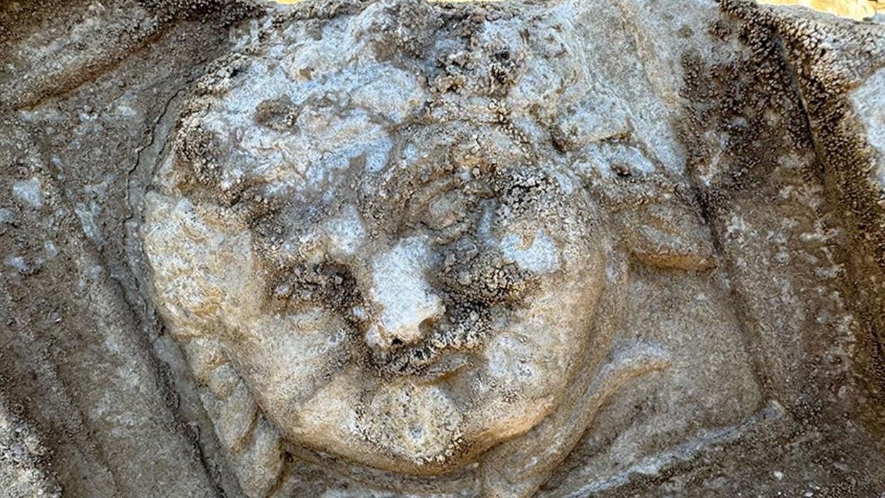 Yunan mitolojisinde yılan saçlı dişi canavar olarak bilinen Medusa'nın gülümseyen figürü keşfedildi