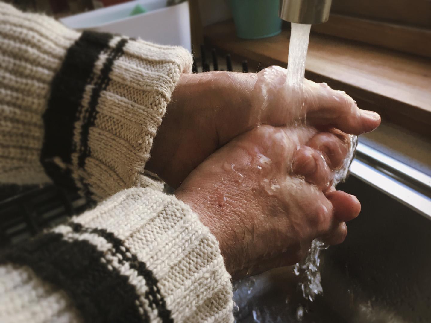 Dermatologlardan 65 yaş üstüne kritik uyarı: Günlük duş sandığınız kadar sağlıklı mı?