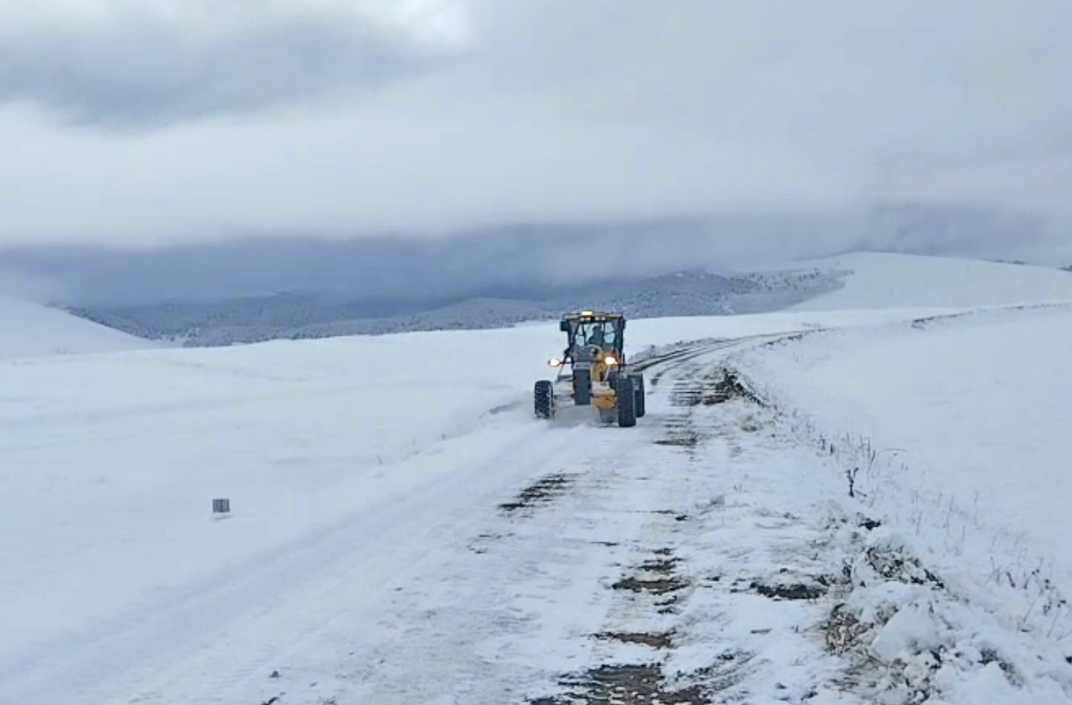 Kars'ta kar yağışı nedeniyle kapanan köy yolları ulaşıma tekrar açıldı