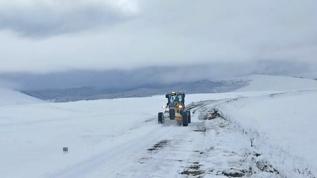 Kars'ta kar yağışı nedeniyle kapanan köy yolları ulaşıma tekrar açıldı