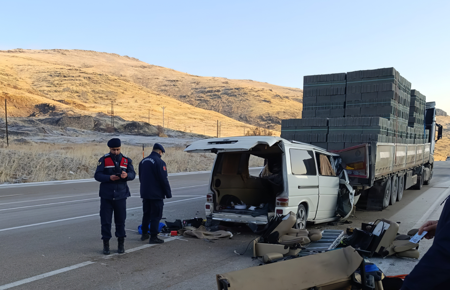 Malatya'da trafik faciası: Minibüs tıra çarptı, 3 kişi can verdi