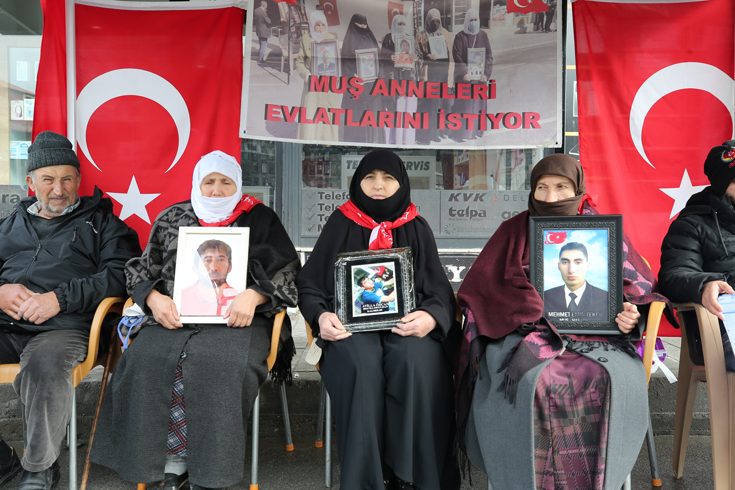 Muş'ta evlat bekleyişi sürüyor: Devletimiz kararlı, inanıyoruz ki bu işi başaracaklar