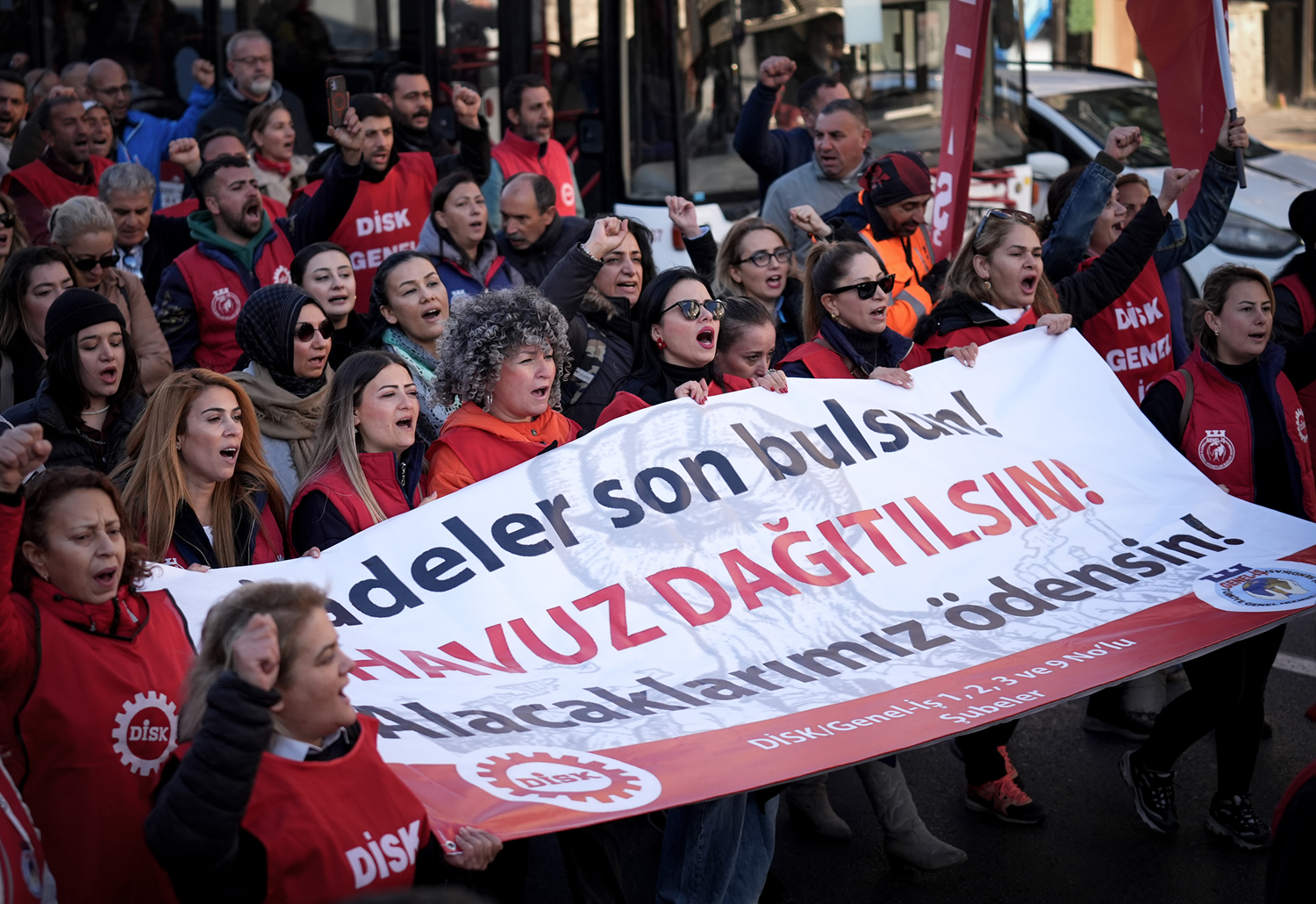 Alın terlerinin karşılığını alamıyorlar: CHP'li belediyeden emekçilere baskı ve tehdit