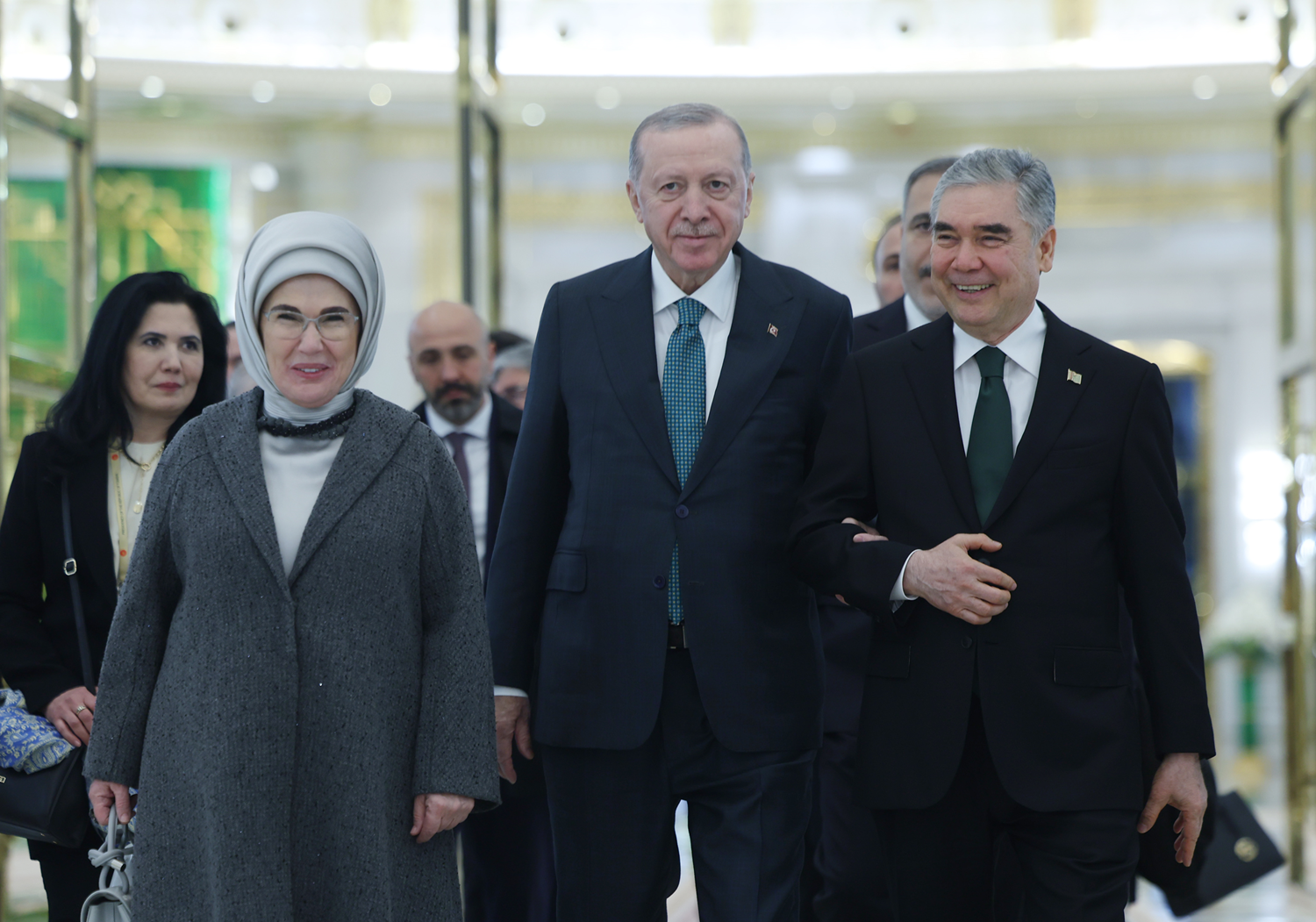 Cumhurbaşkanı Erdoğan, Türkmenistan'da Halk Maslahatı Başkanı Berdimuhamedov tarafından karşılandı