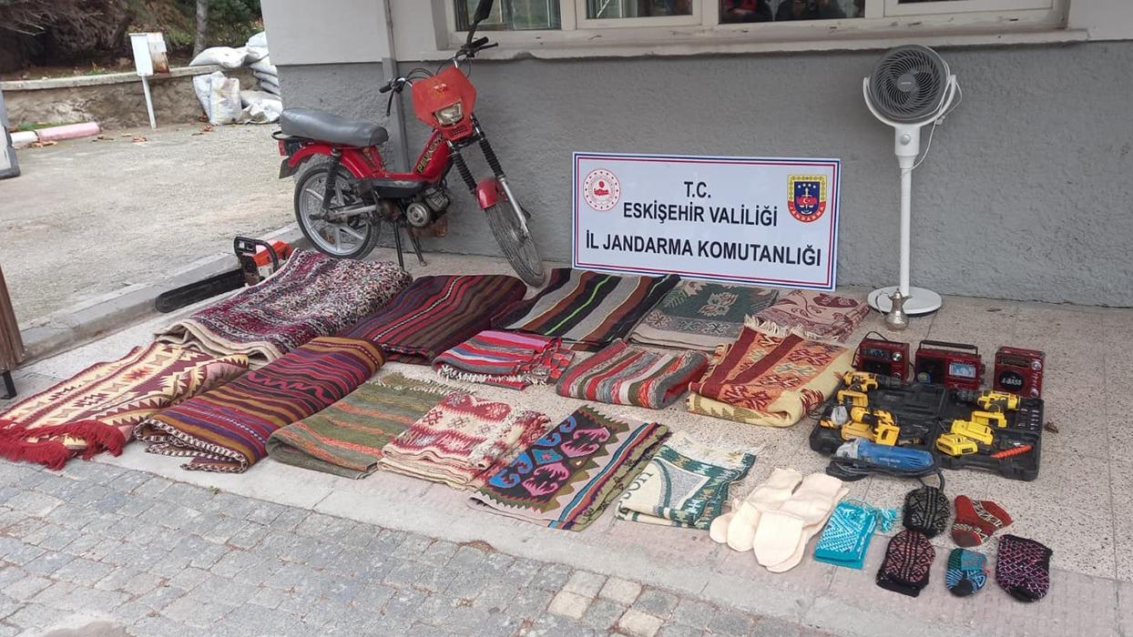 Mezarcıyız diyerek 20 evi soyan hırsızlar yakalandı! Çaldıkları malzemeler görenleri pes dedirtti