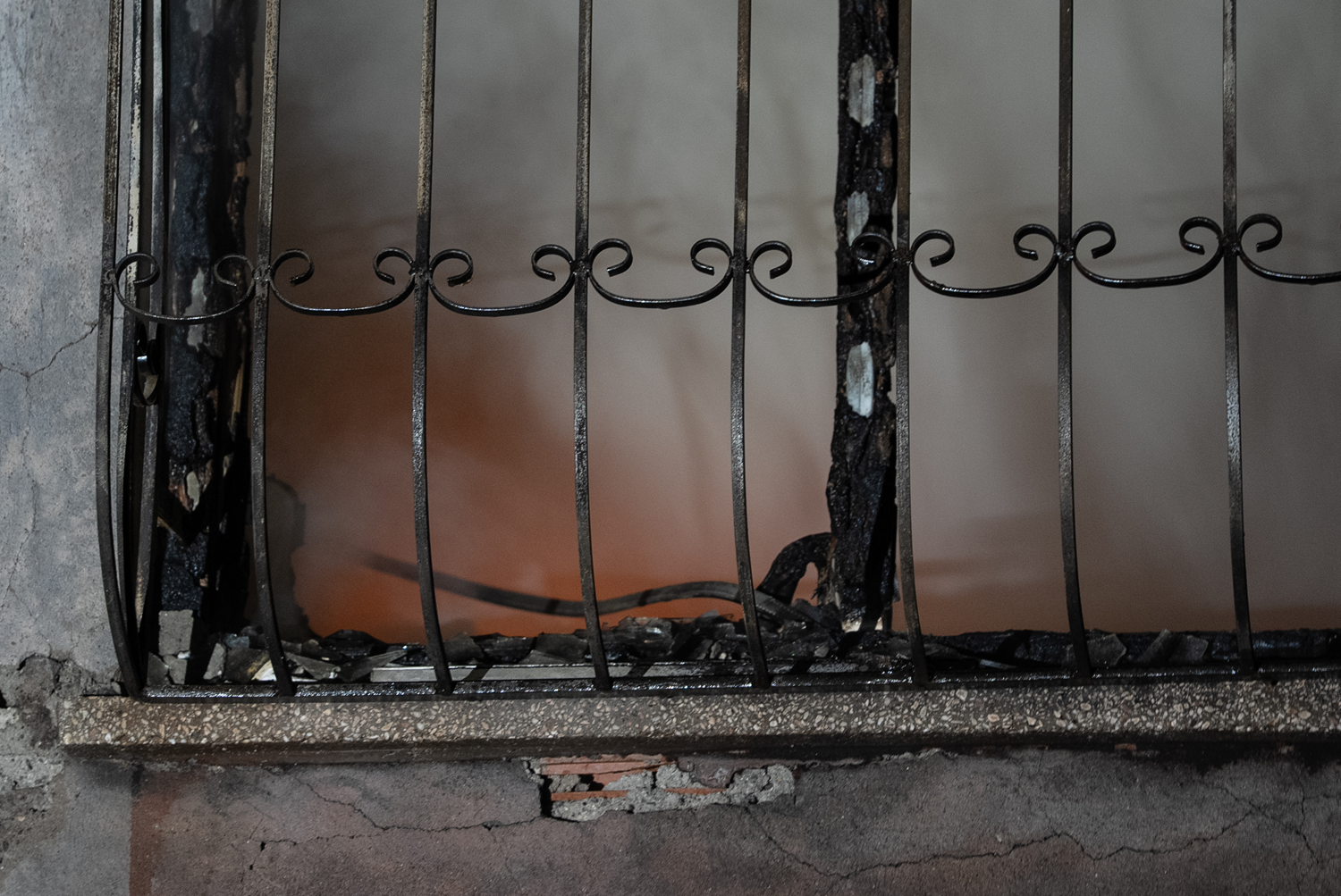 Yangın hurdalık alandan apartmana sıçradı: 8 kişi hastaneye kaldırıldı