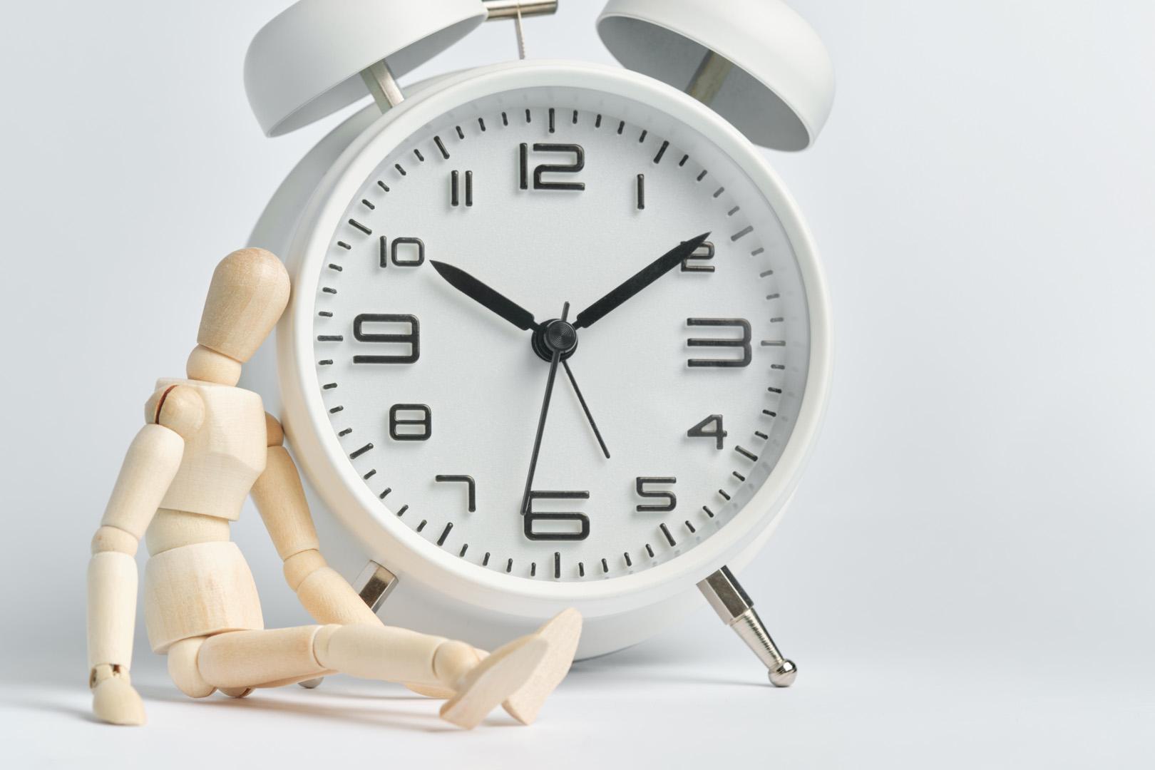 Alarm erteleme alışkanlığı uykunuza gerçekten zarar veriyor mu?