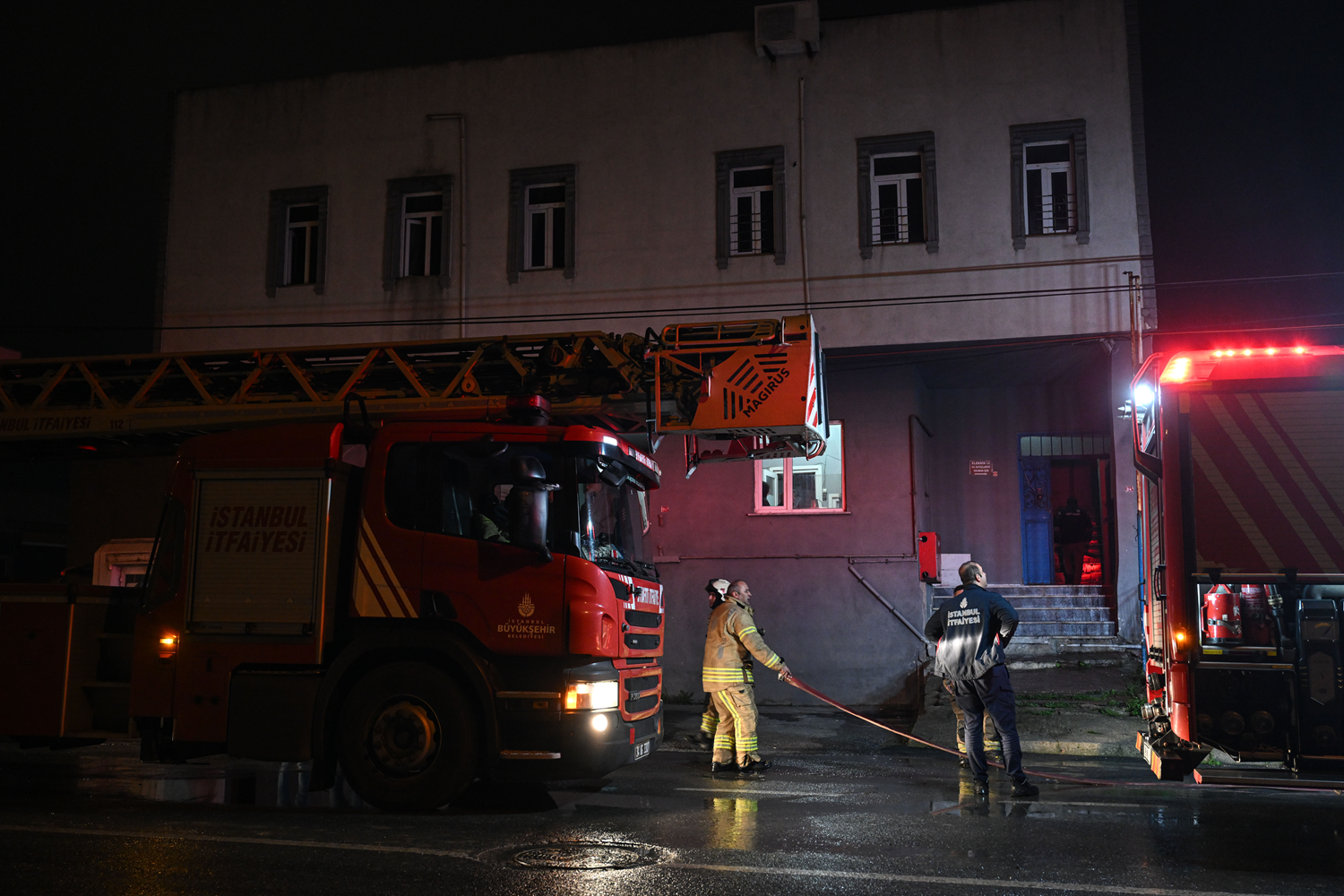 Arnavutköy'de fabrika yangını: 1'i ağır 3 yaralı