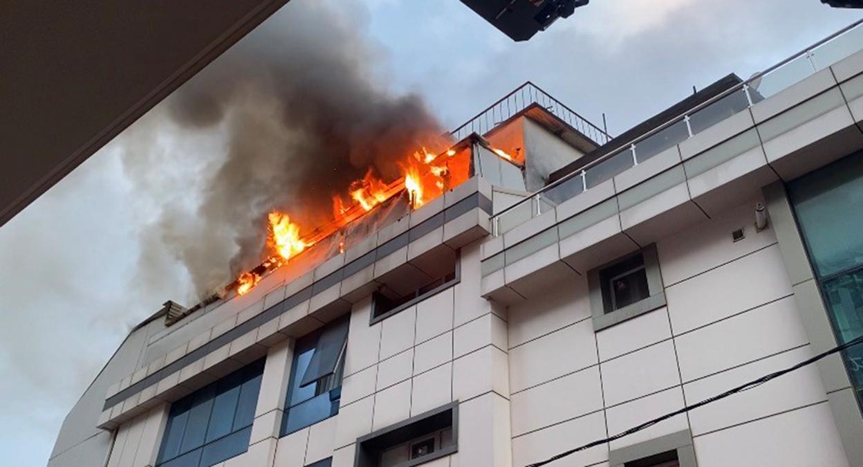 Ataşehir'de otel yangını: Çatı katı alevlere teslim oldu