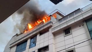 Ataşehir'de otel yangını: Çatı katı alevlere teslim oldu