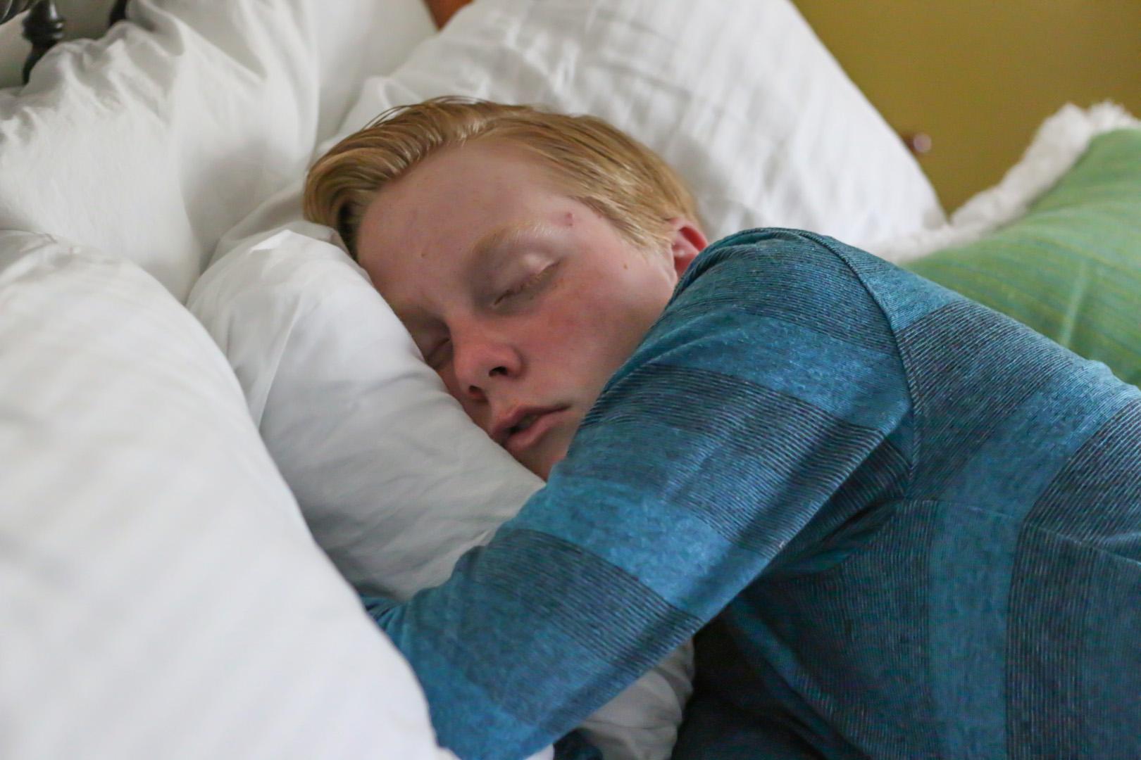 Hafta sonu geç yatmak gençlerin beynini nasıl değiştiriyor? Sonuçlar şaşırtıcı